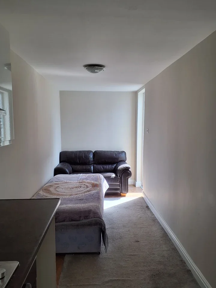 Flat Leeland Road in Greater London