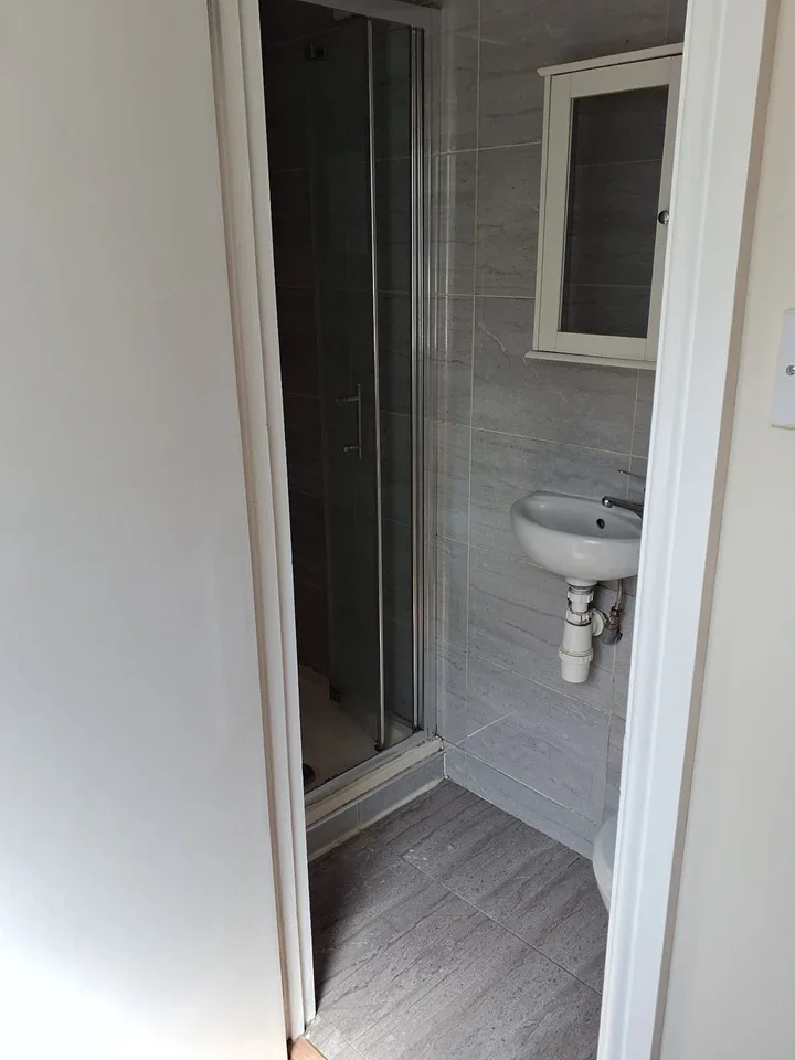 Flat Leeland Road in Greater London