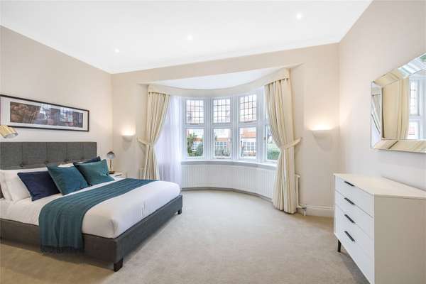 Flat Bracknell Gardens in Greater London