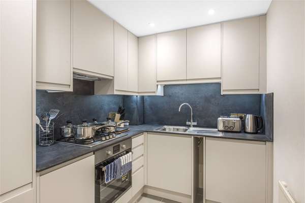 Flat Bracknell Gardens in Greater London