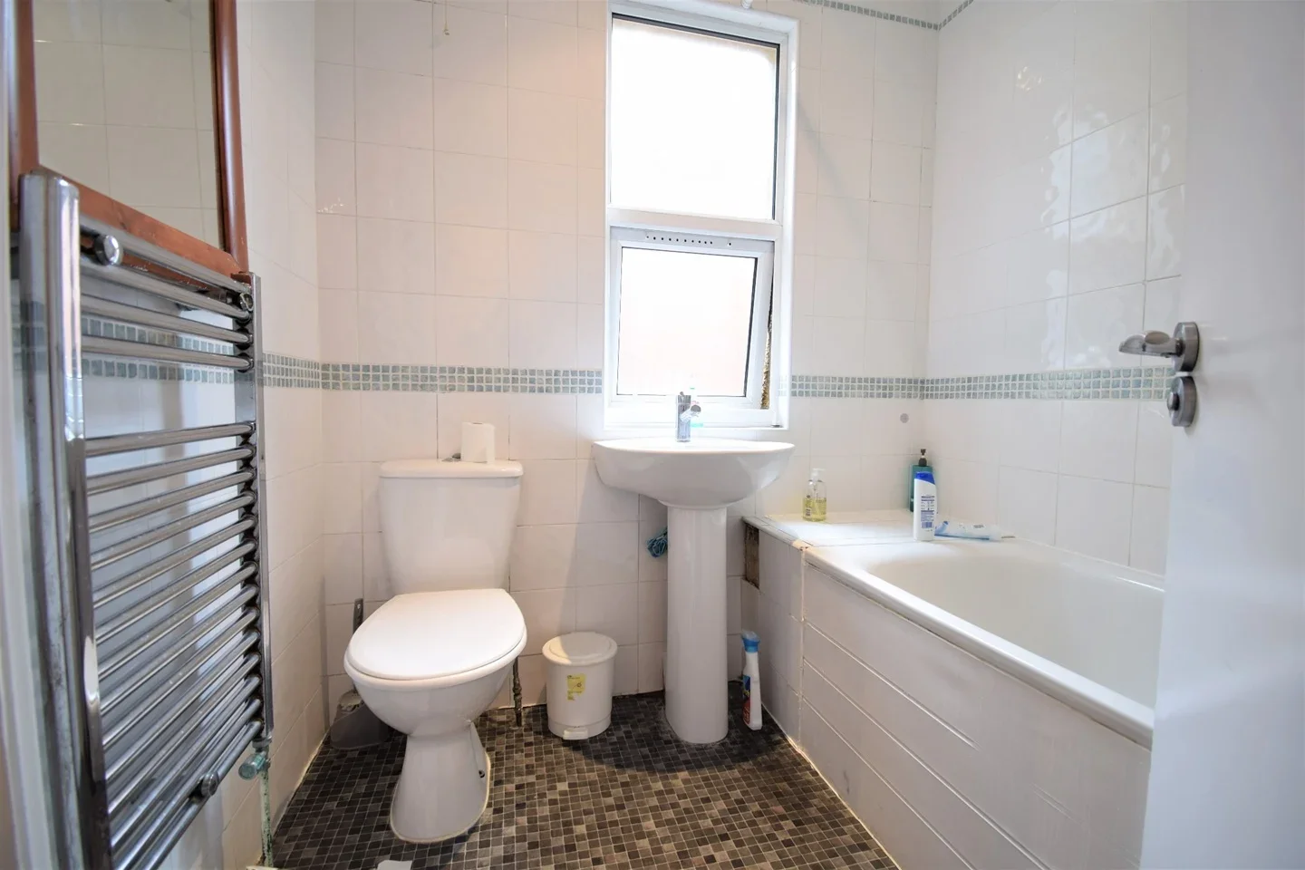Room Chapter Road in Greater London