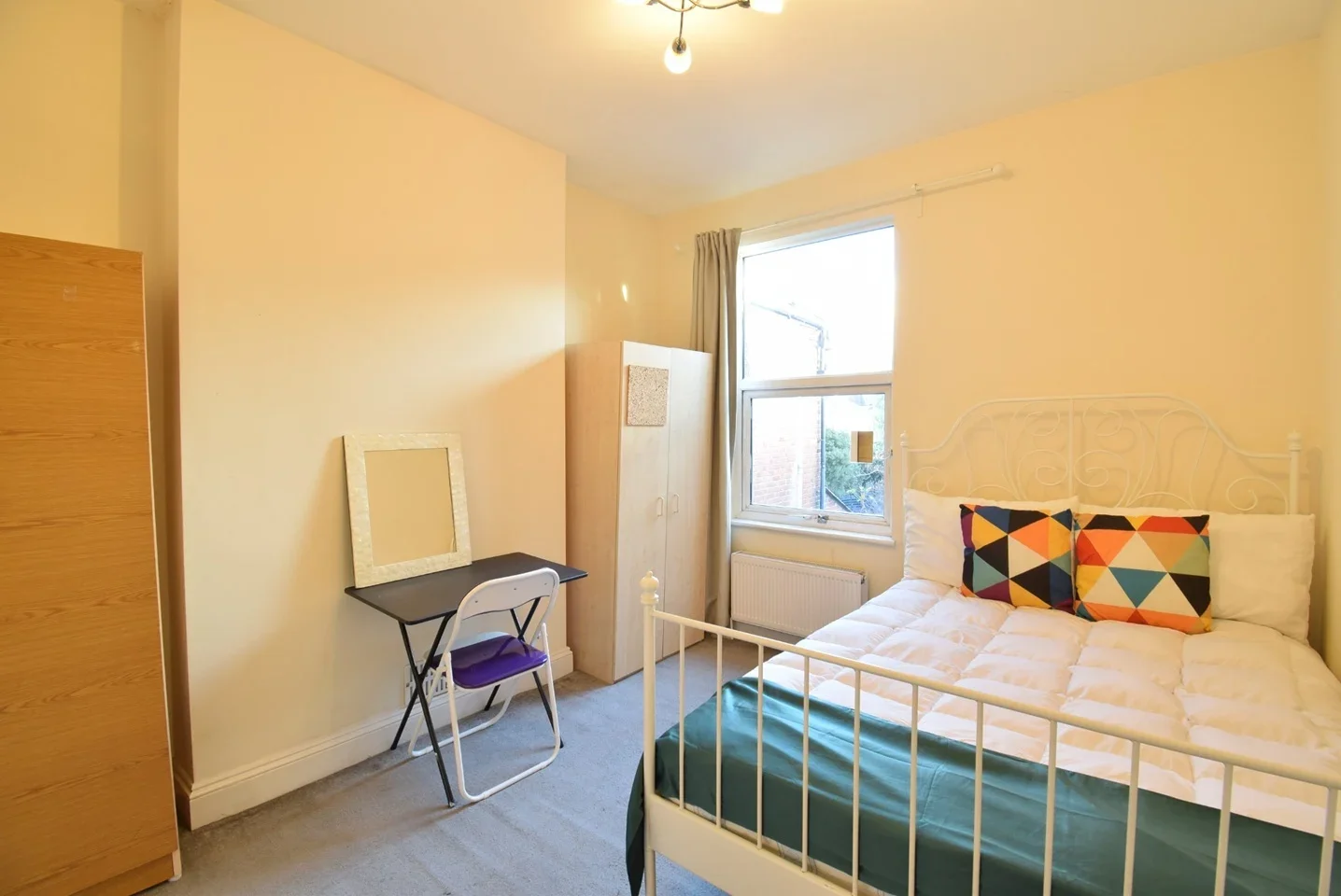 Room Chapter Road in Greater London