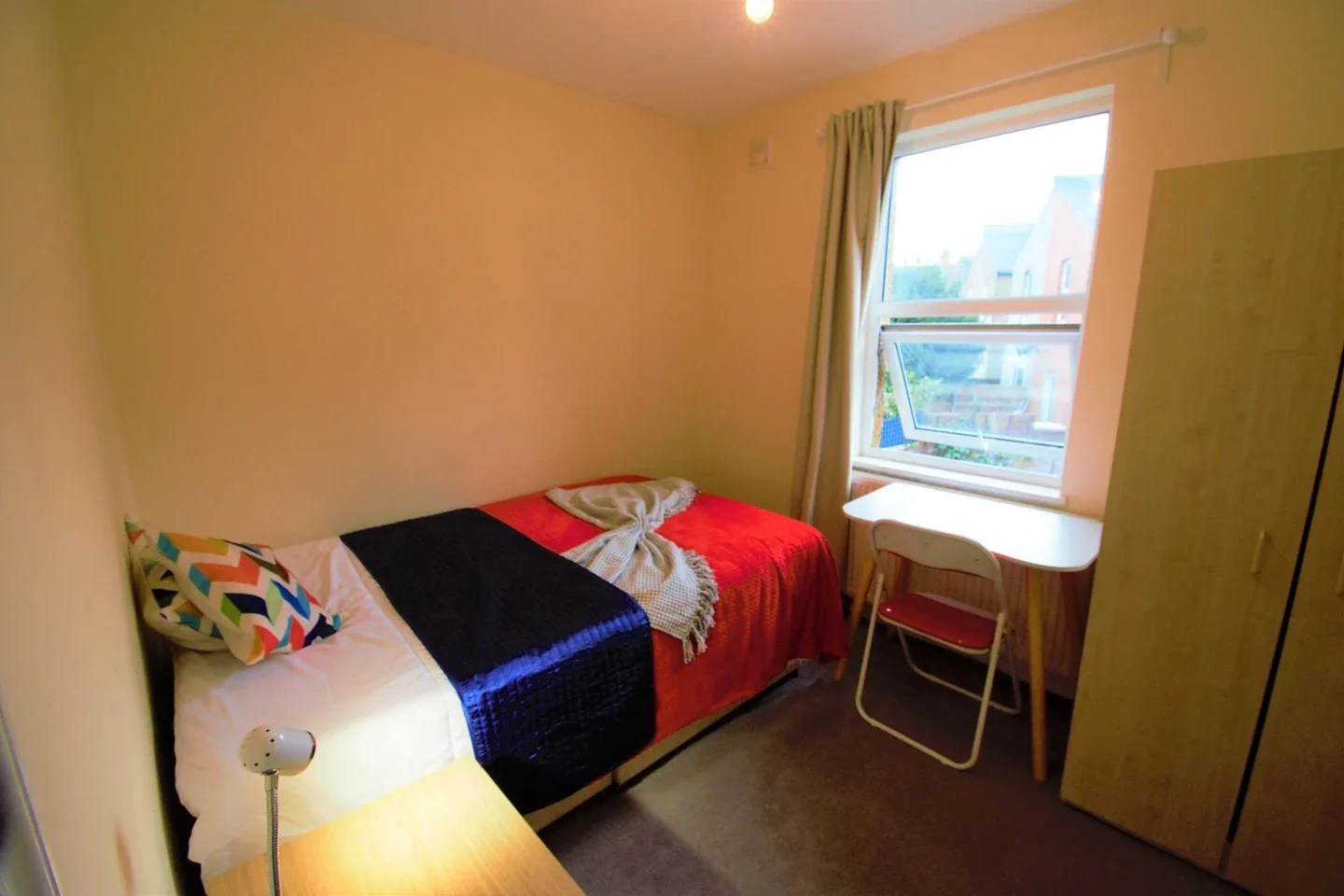 Room Chapter Road in Greater London