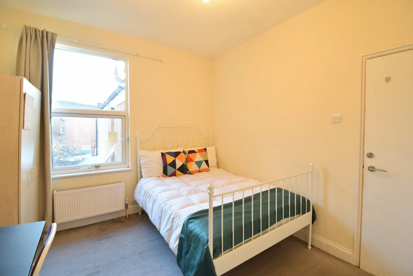 Room Chapter Road in Greater London