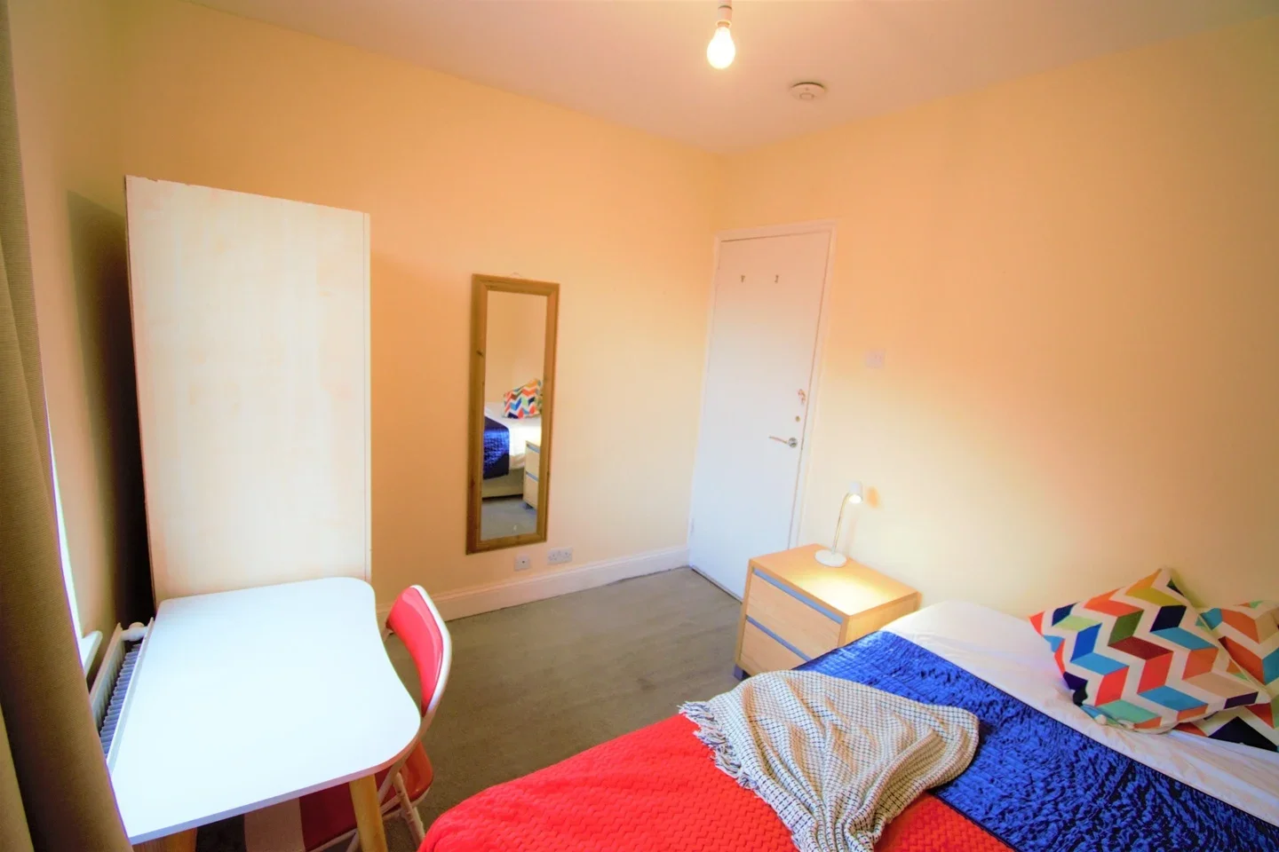 Room Chapter Road in Greater London