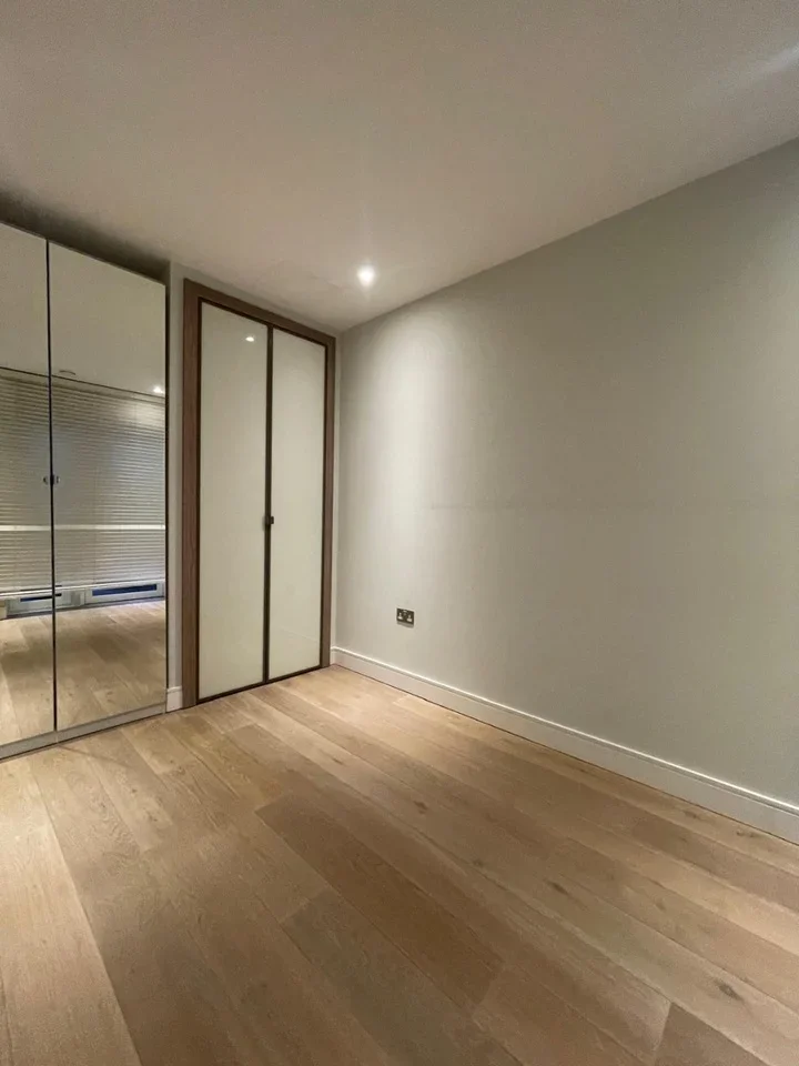 Flat Regatta Lane in Greater London