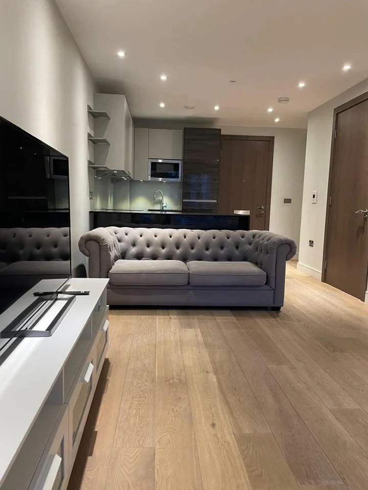 Flat Regatta Lane in Greater London