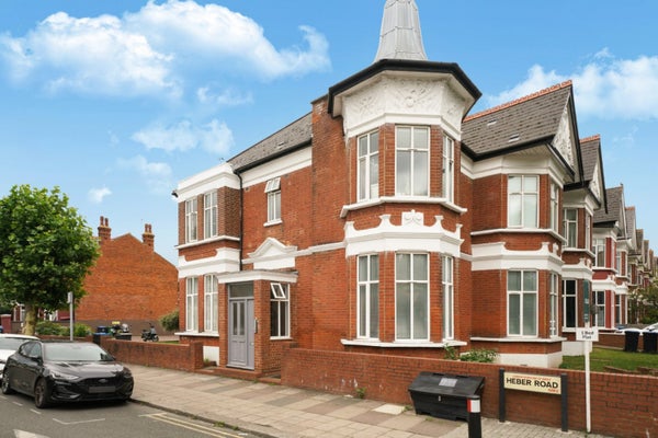 Flat Heber Road in London