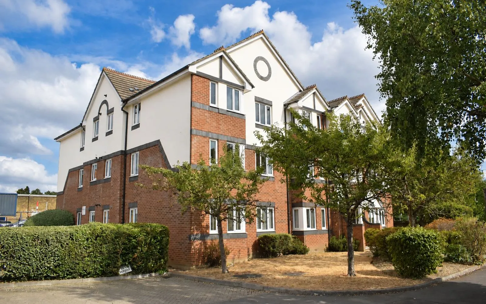 Flat Roydon Court in Elmbridge