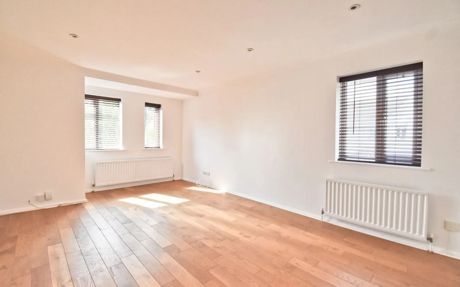 Flat Roydon Court in Elmbridge
