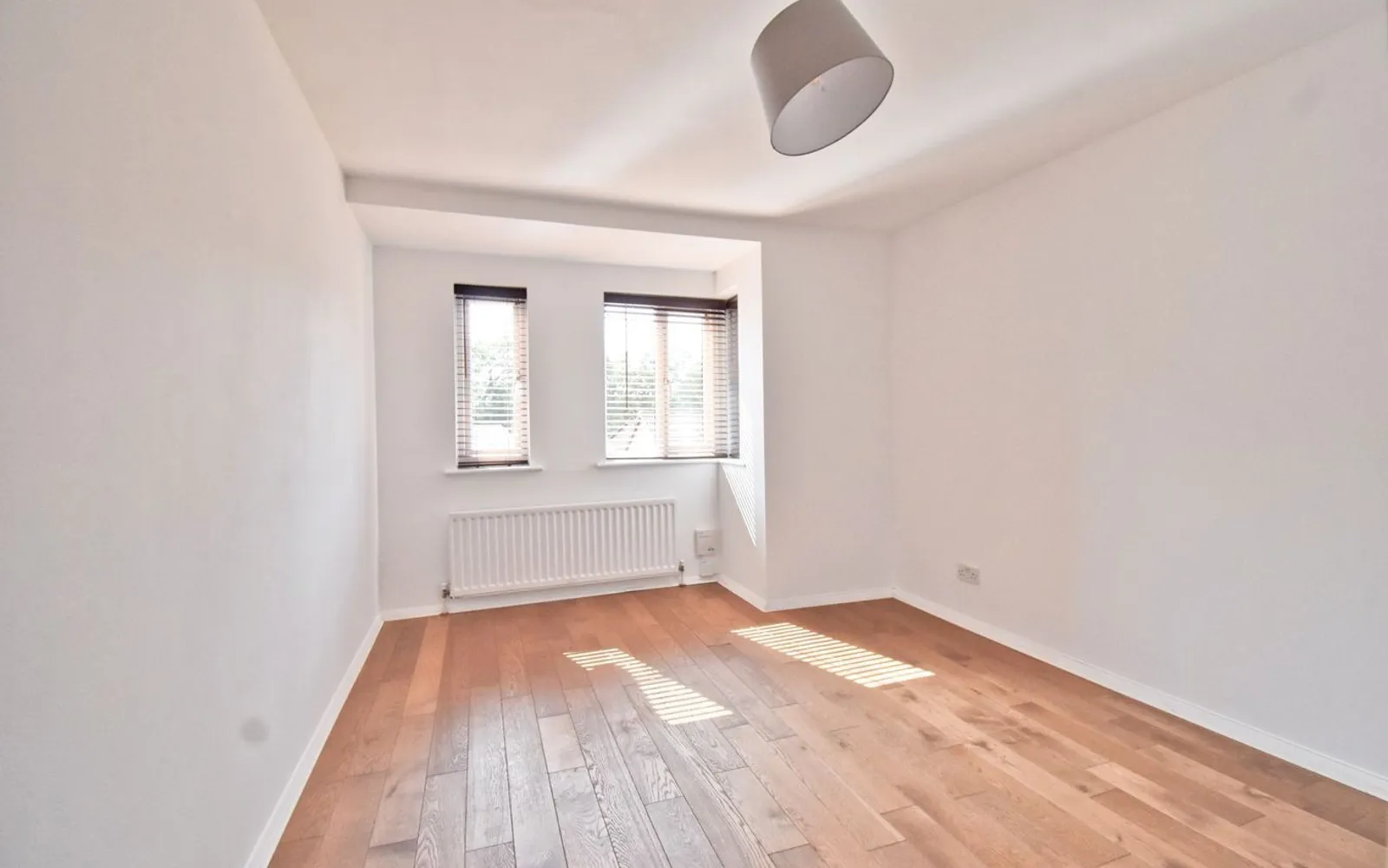 Flat Roydon Court in Elmbridge
