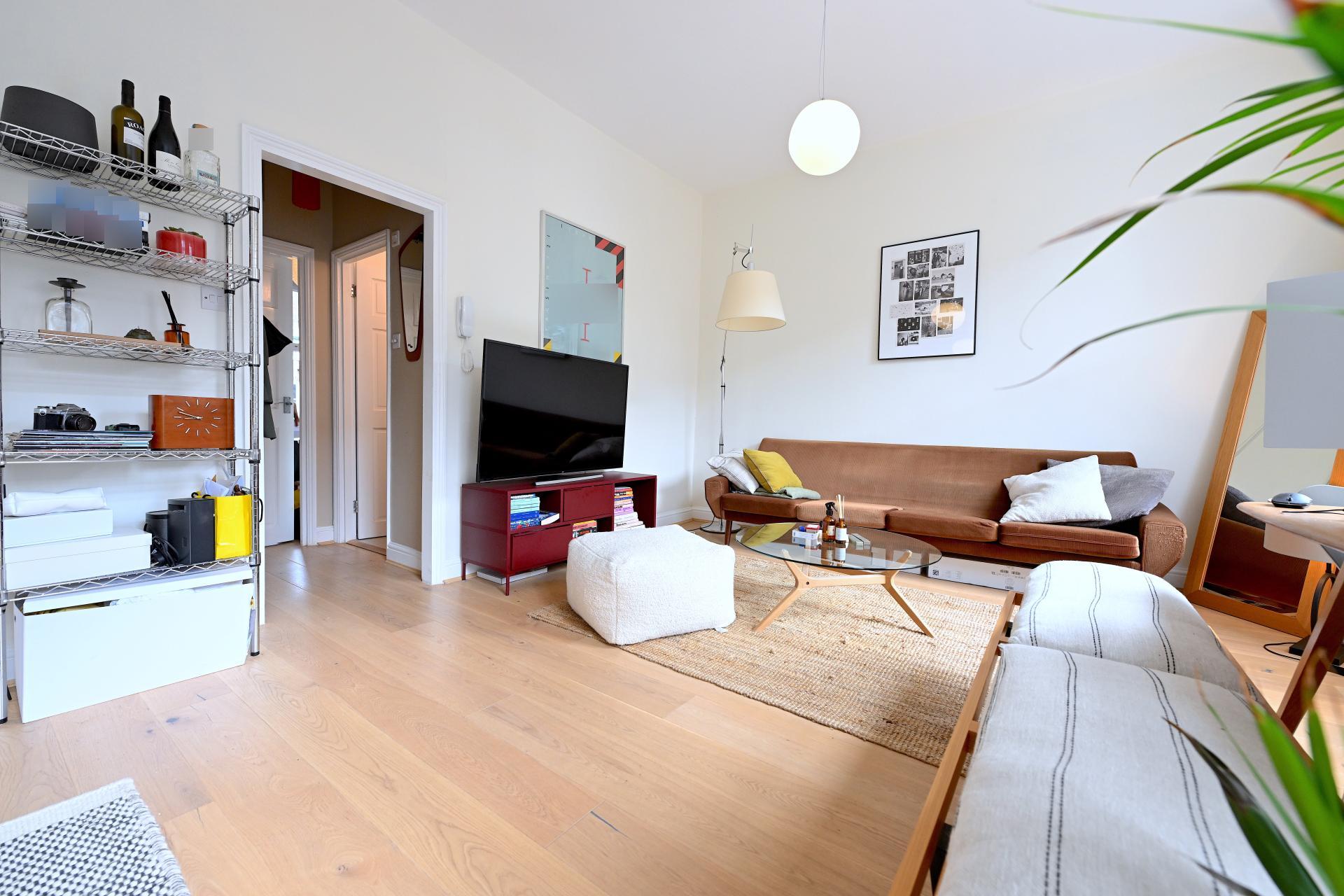 Flat Brownswood Road in Greater London