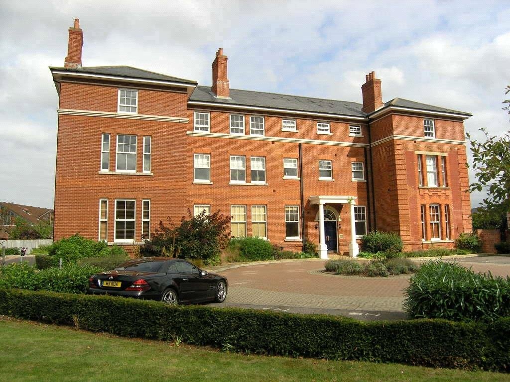 Flat Queen Alexandra's Way in Epsom and Ewell