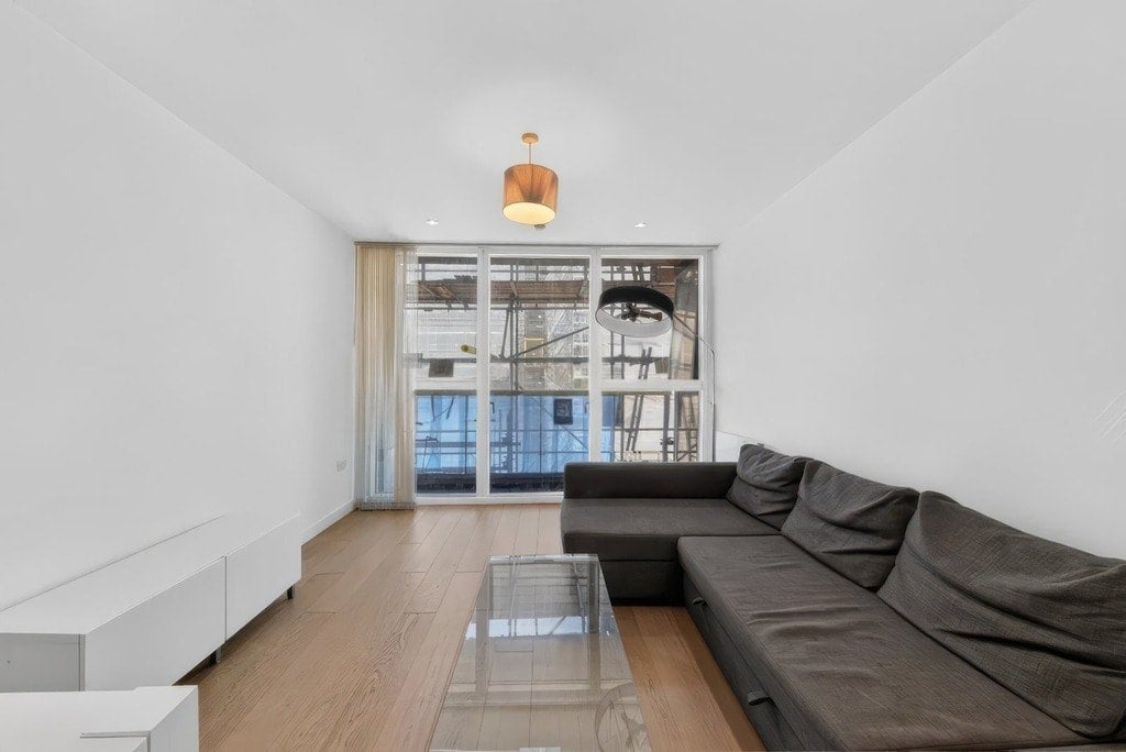 Flat Banning Street in Greater London