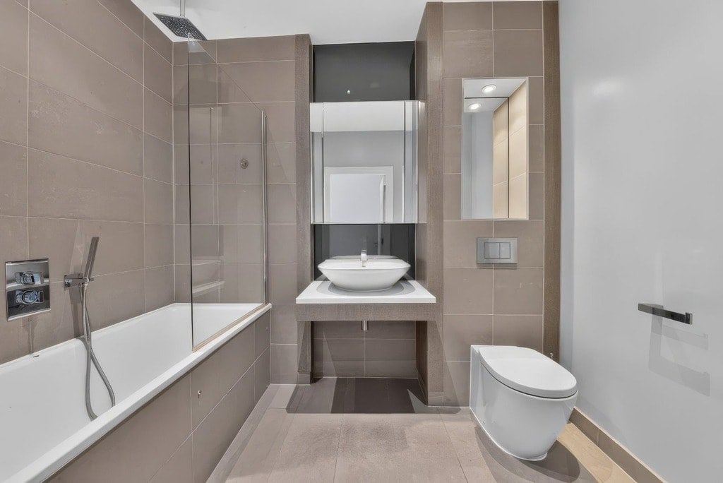 Flat Banning Street in Greater London