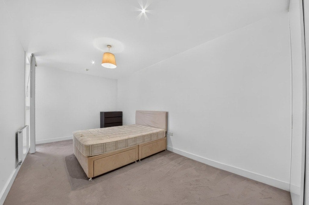 Flat Banning Street in Greater London
