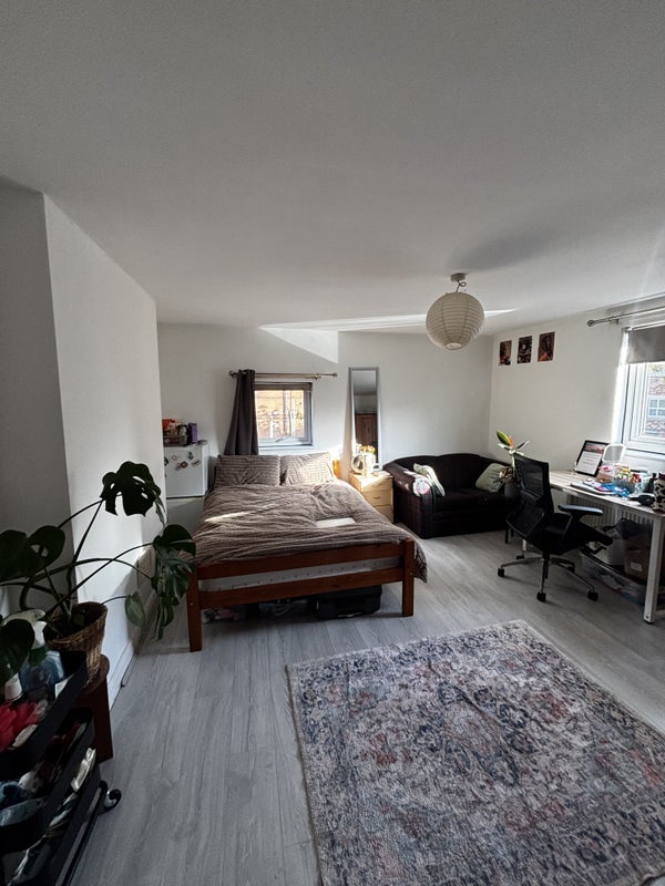 Room Heaton Road in Manchester