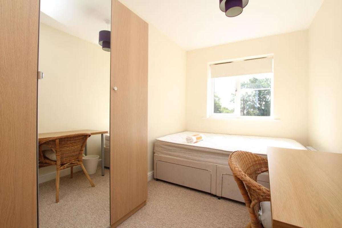 House Foxglove Close in Bristol