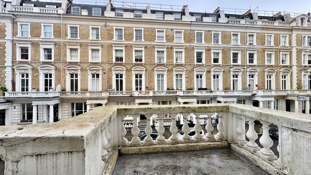 Flat Clanricarde Gardens in Greater London