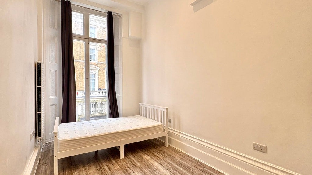Flat Clanricarde Gardens in Greater London