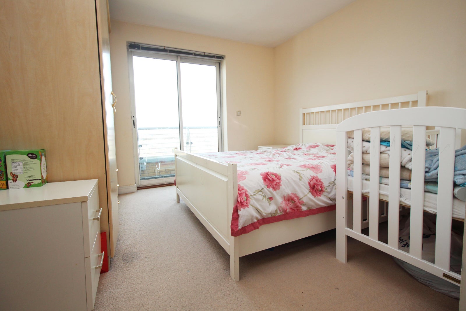 Flat Hainault Street in Greater London