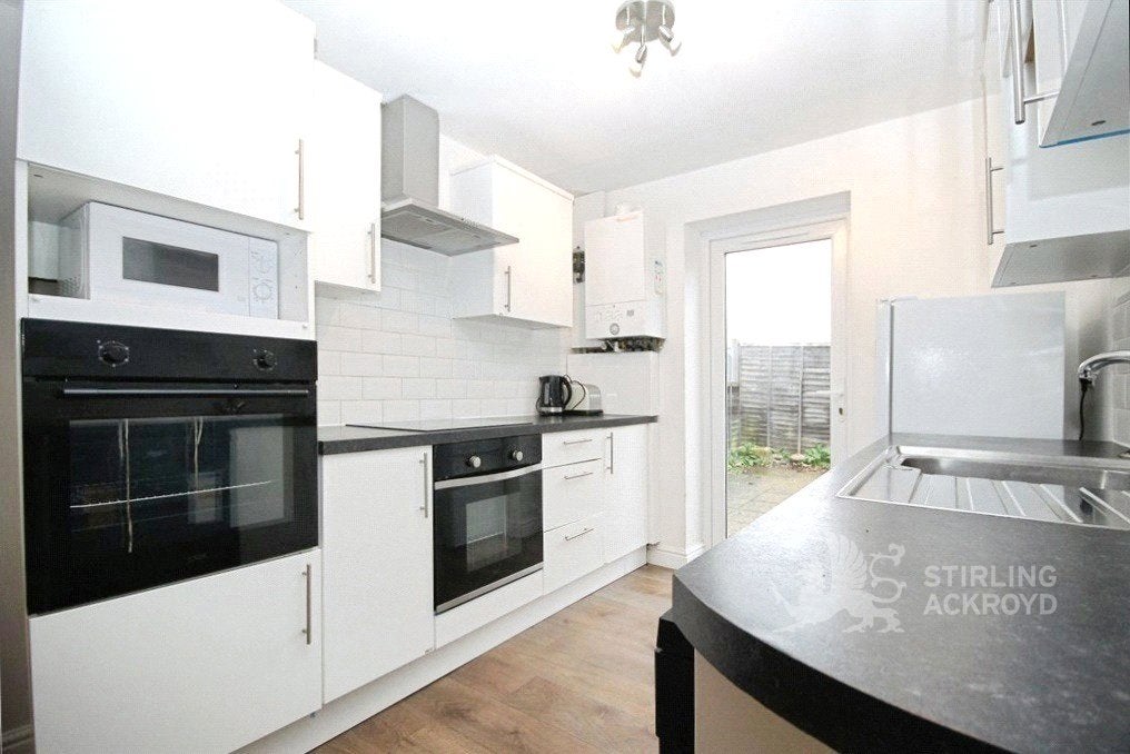 Room Mangles Road in Guildford