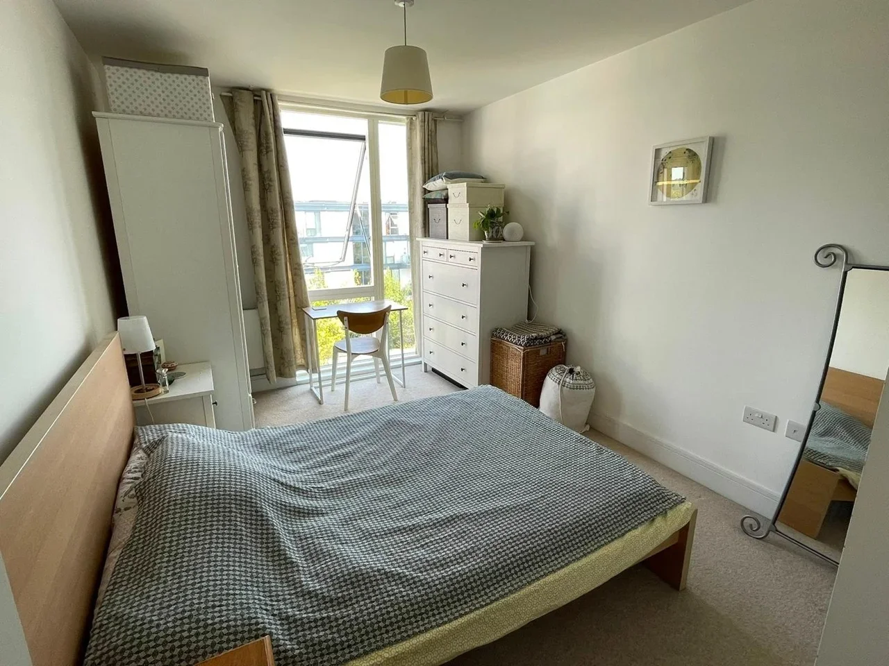 Flat Hickman Avenue in Greater London