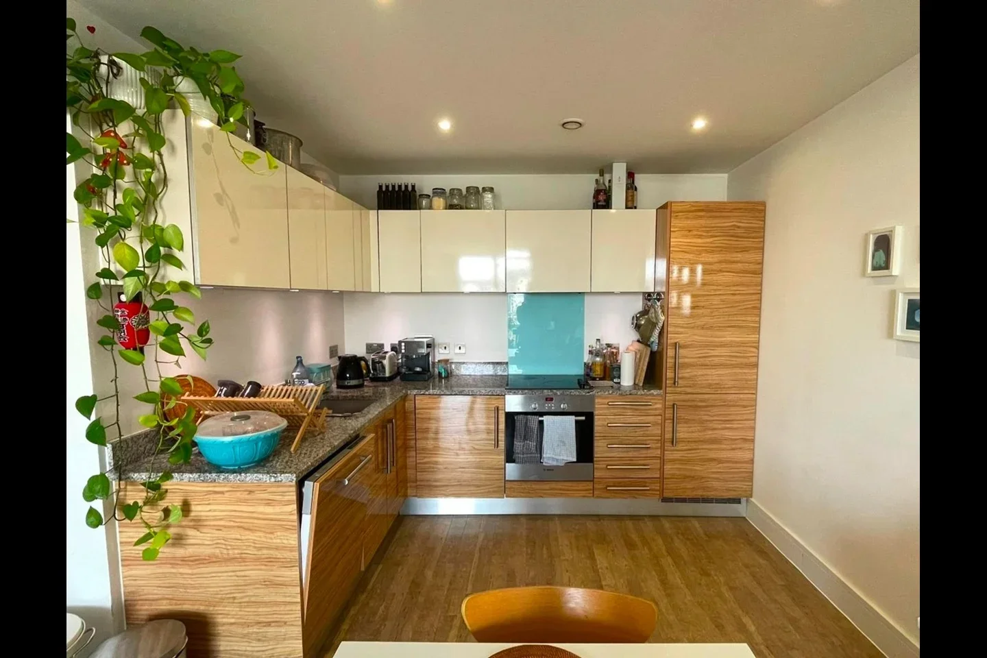 Flat Hickman Avenue in Greater London