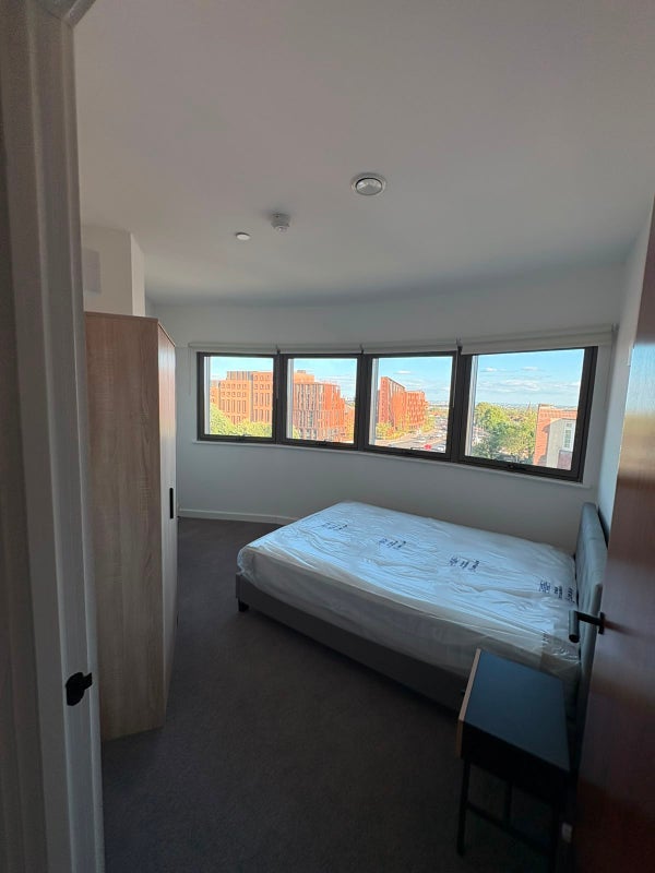 Room Rosebank Way in Greater London