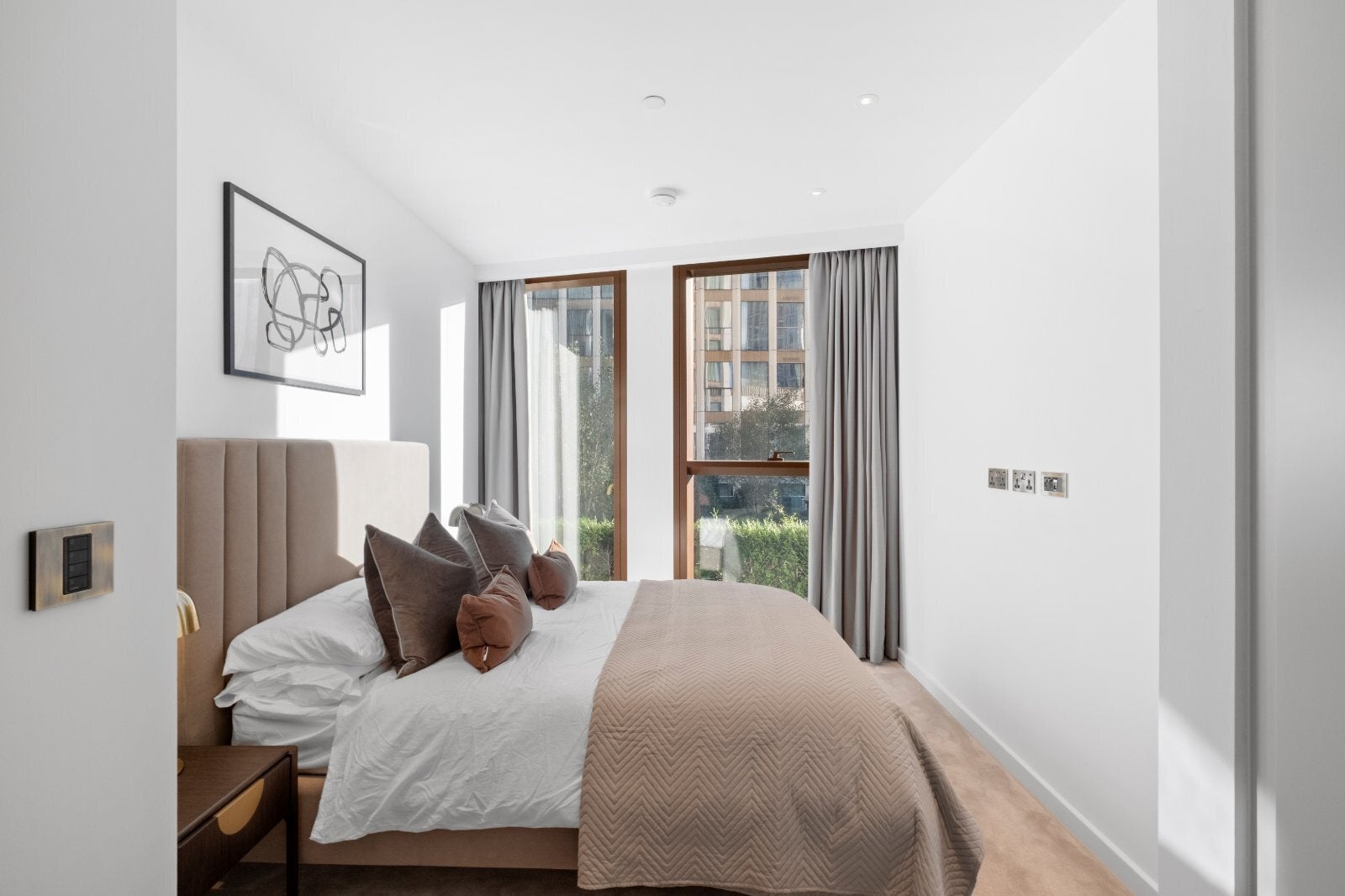 Flat Carnation Way in Greater London