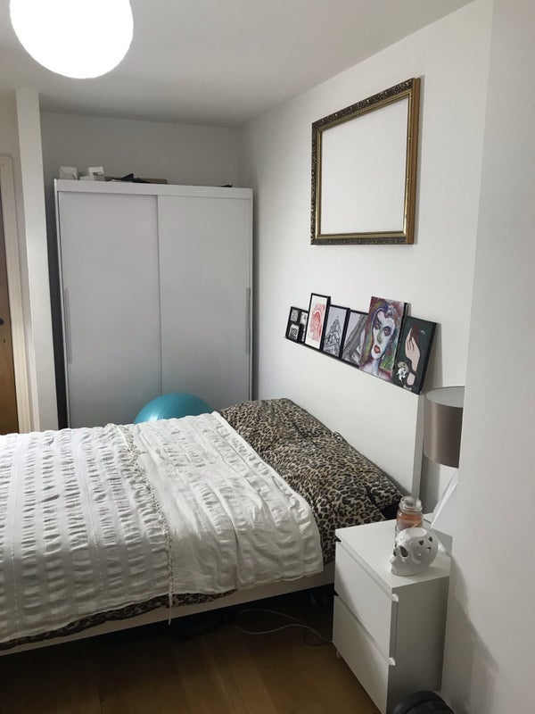 Room Millennium Drive in Greater London