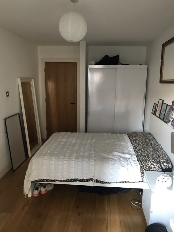 Room Millennium Drive in Greater London