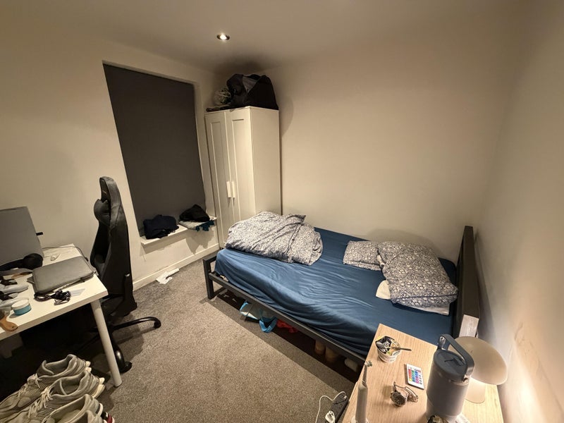 Room Strawberry Road in Salford