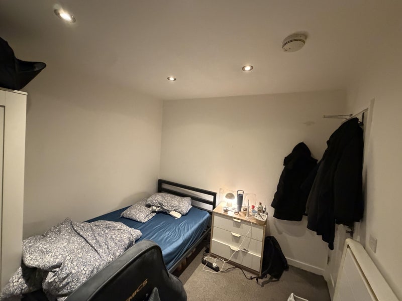Room Strawberry Road in Salford