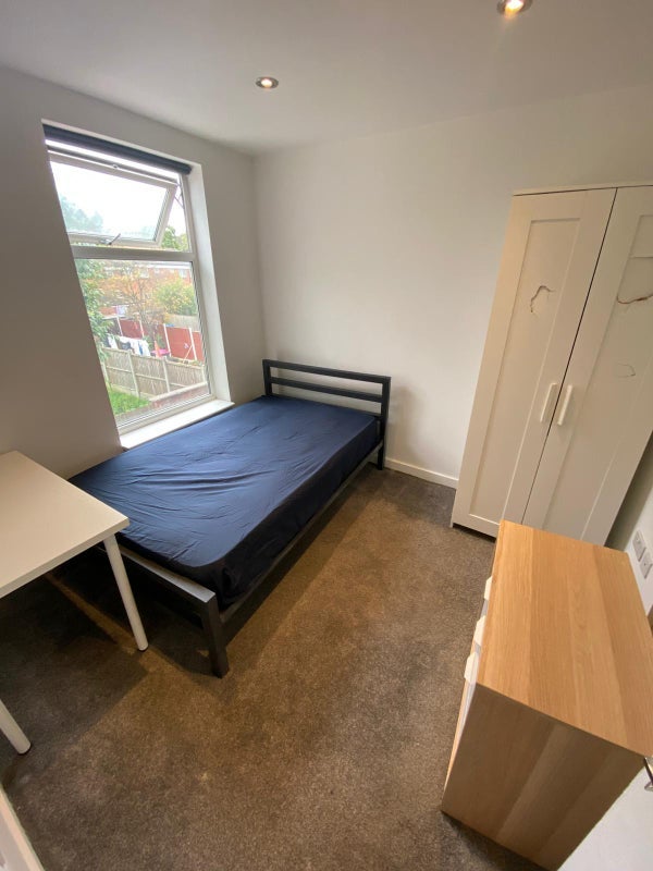 Room Strawberry Road in Salford
