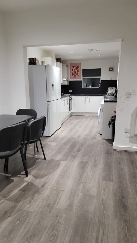 Room Strawberry Road in Salford