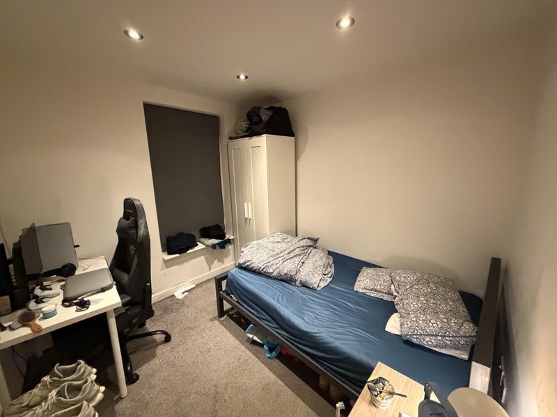 Room Strawberry Road in Salford