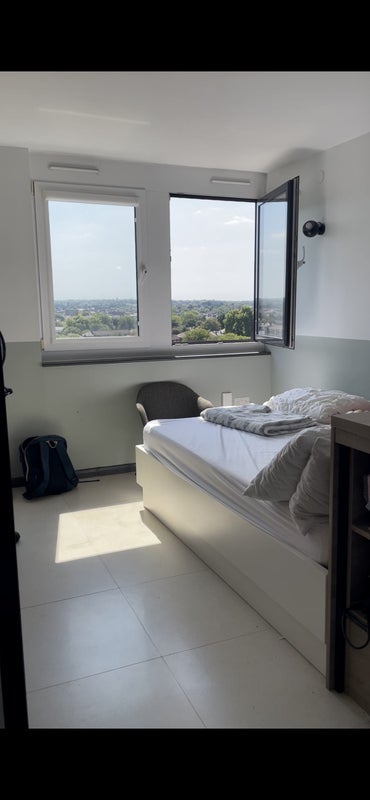 Flat Courland Grove in Greater London