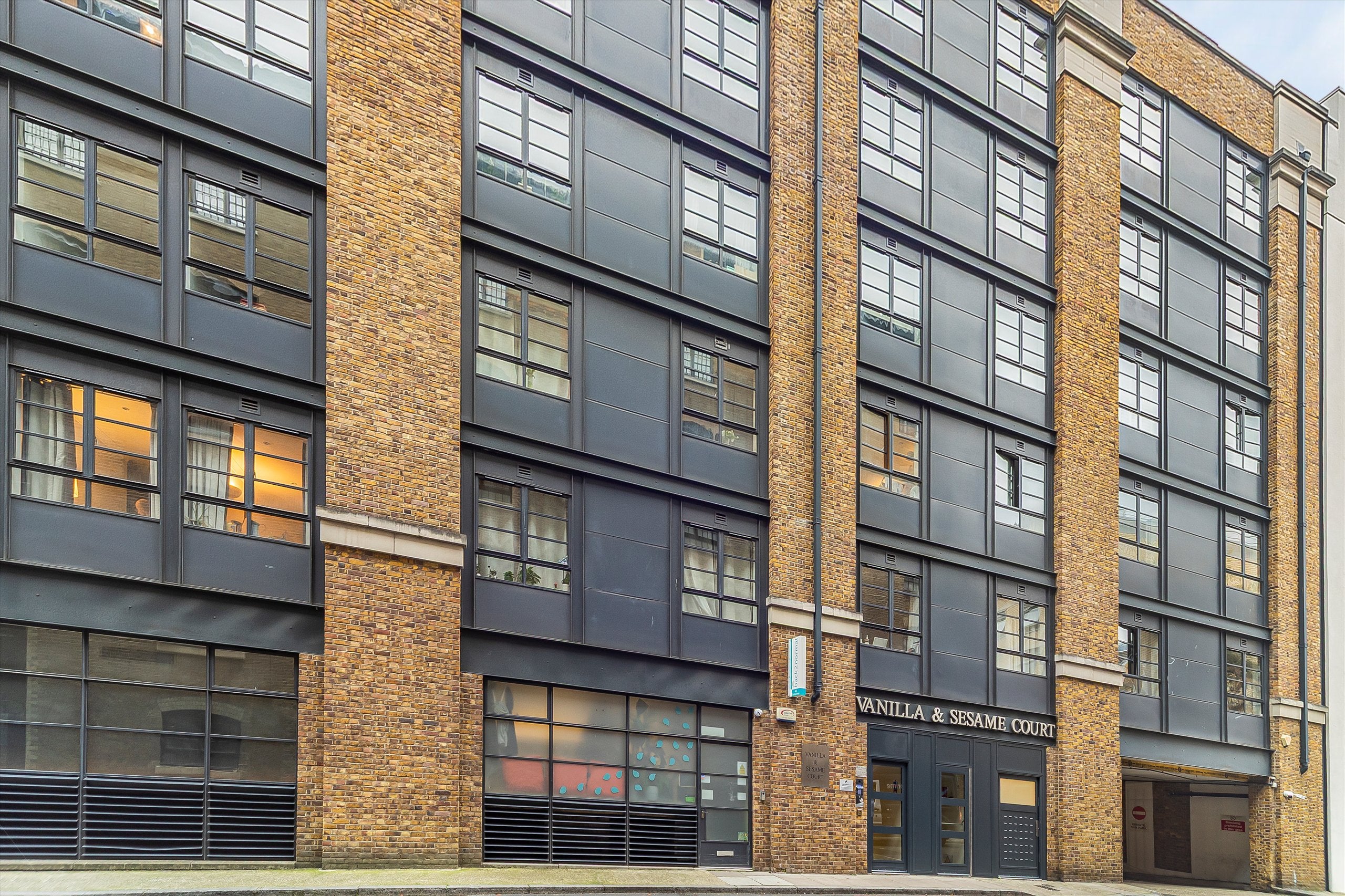 Flat Curlew Street in Greater London