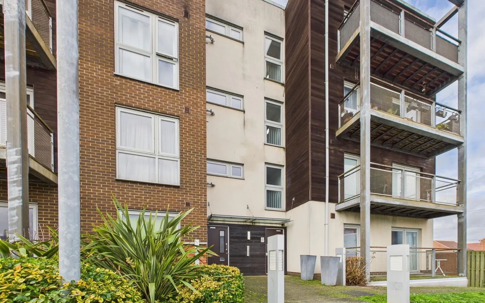 Flat Hopkins Close in Dartford