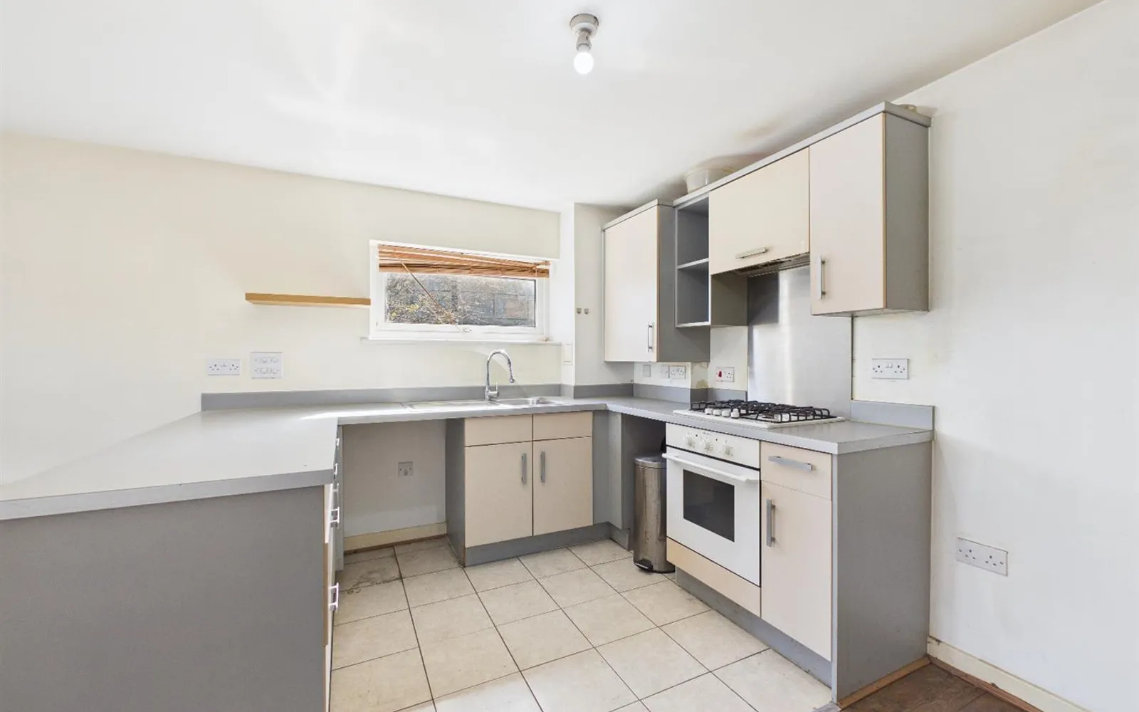 Flat Hopkins Close in Dartford