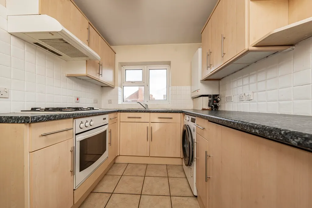 Flat Pinner Road in Greater London