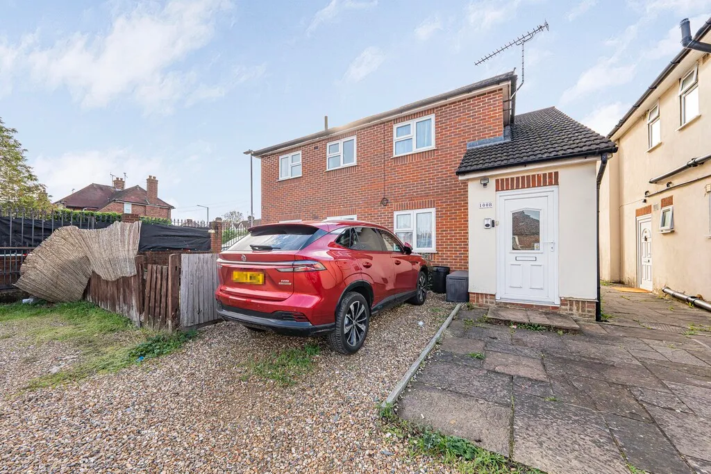 Flat Pinner Road in Greater London