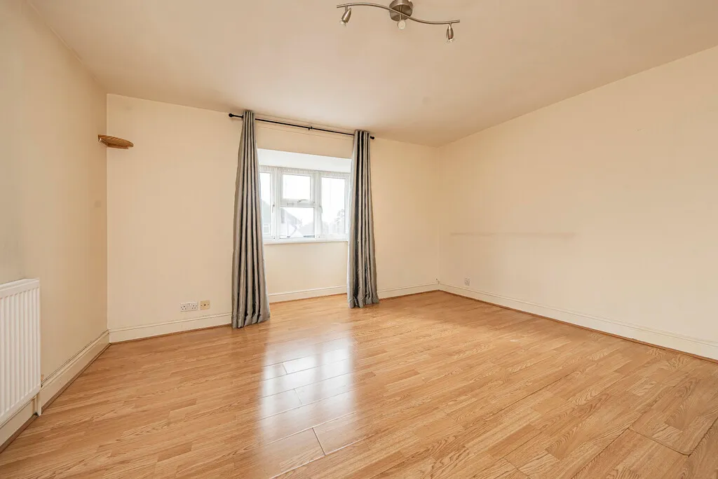 Flat Pinner Road in Greater London