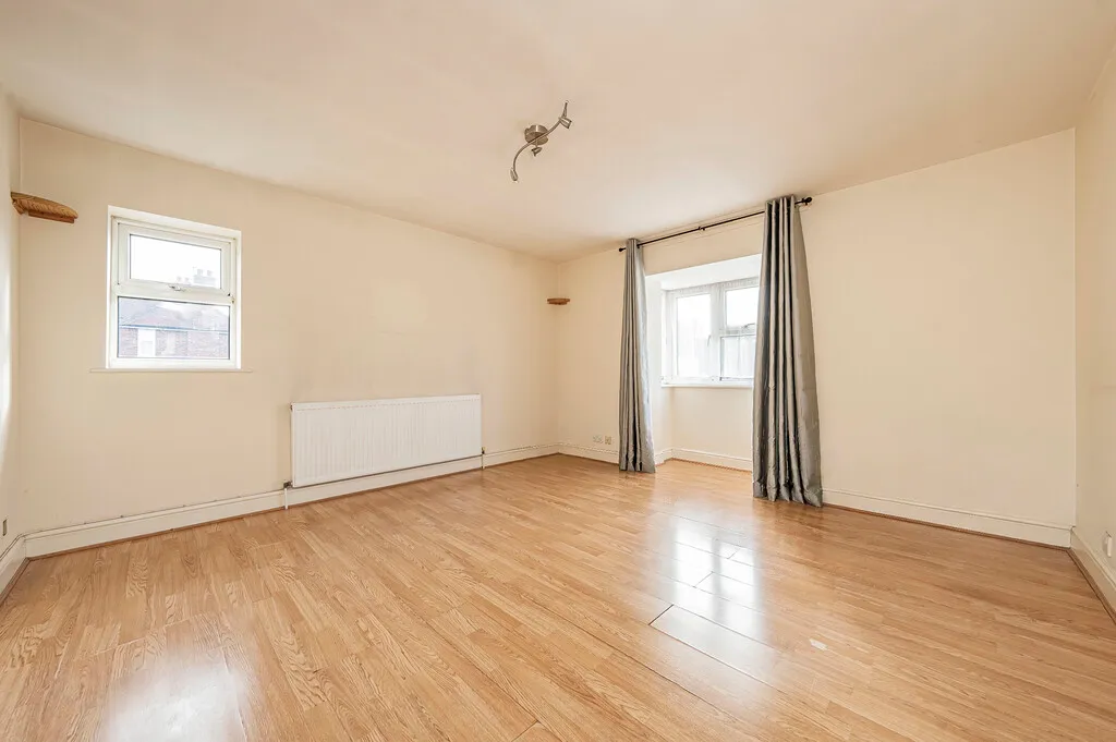 Flat Pinner Road in Greater London