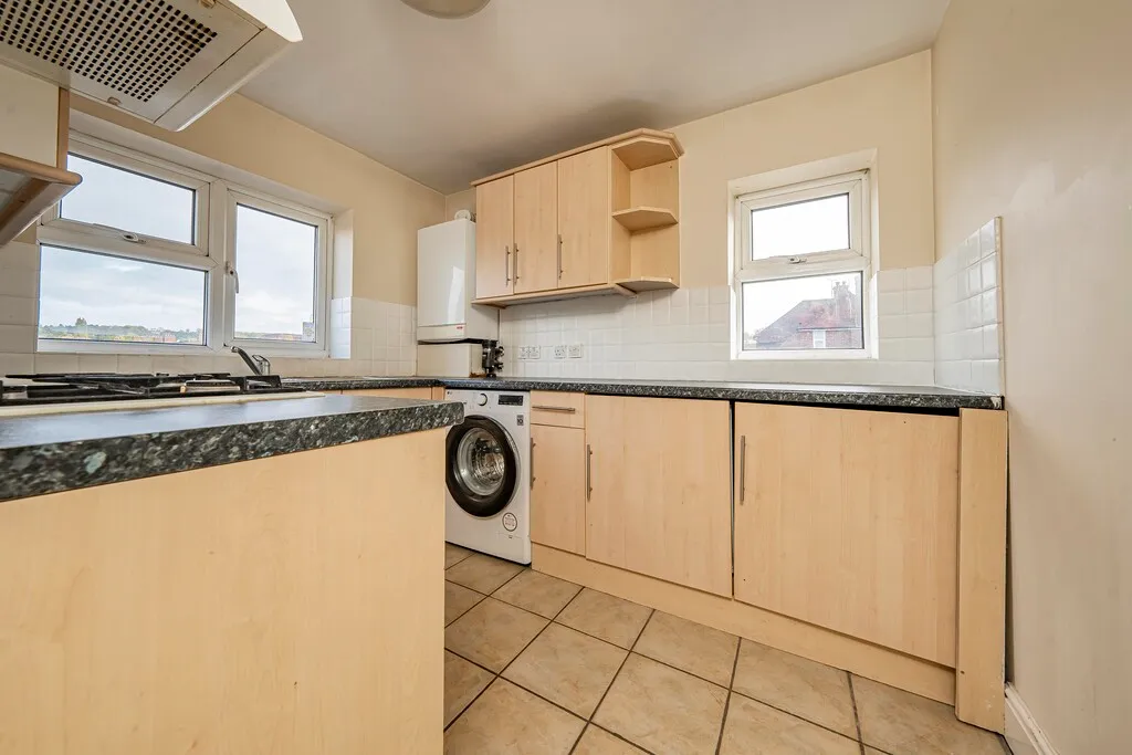 Flat Pinner Road in Greater London