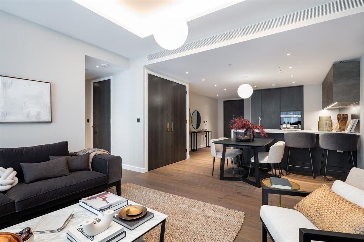Flat Nine Elms Lane in Greater London