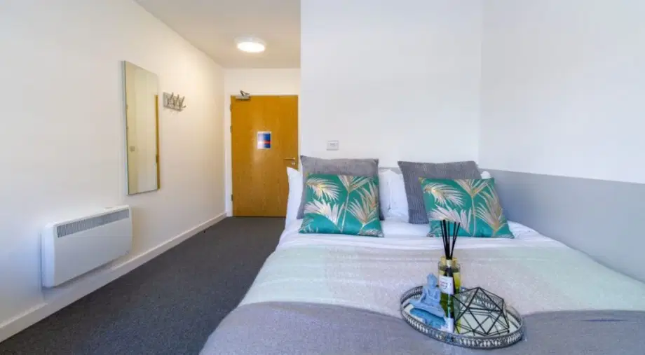 Room Cathedral Road in Derby