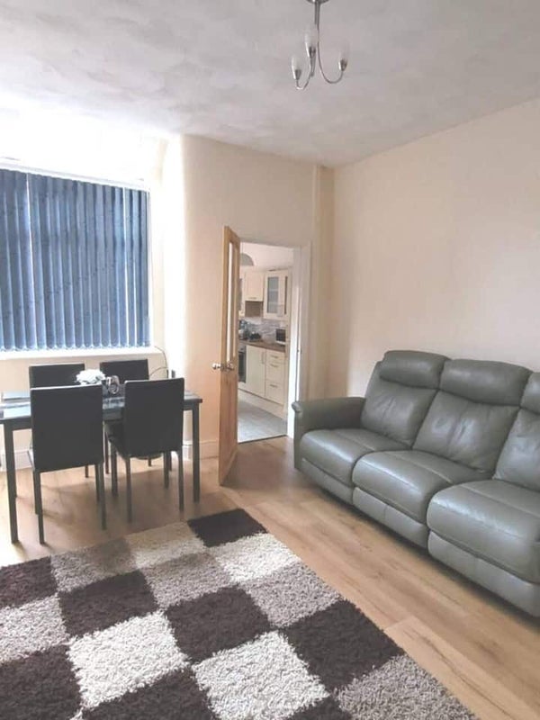 Room Bluestone Road in Manchester