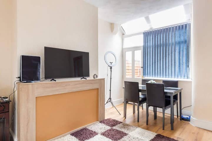 Room Bluestone Road in Manchester